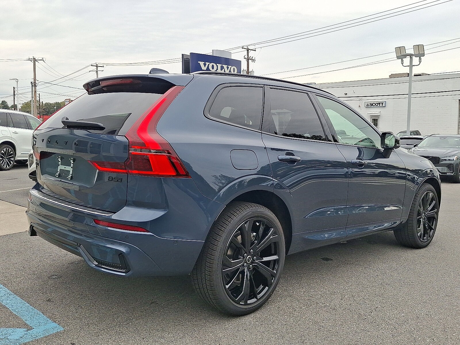 2026 Volvo XC60 B5 Black Edition photo 2