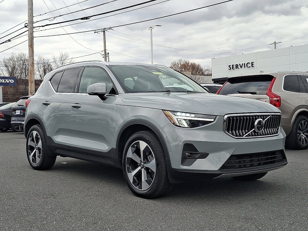 New 2025 Volvo XC40 B5 Plus Bright Theme SUV