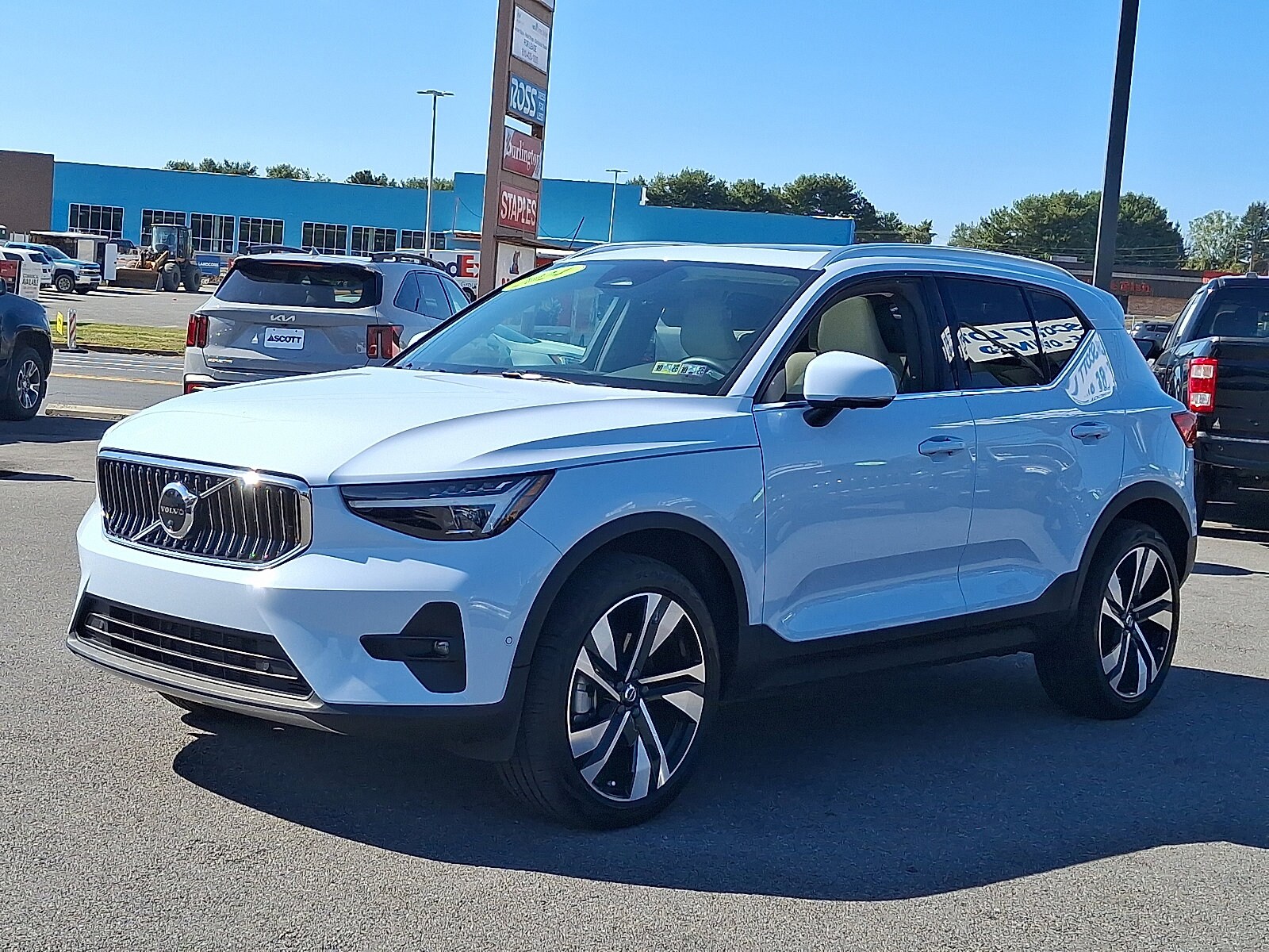 2024 Volvo XC40 Ultimate photo 2