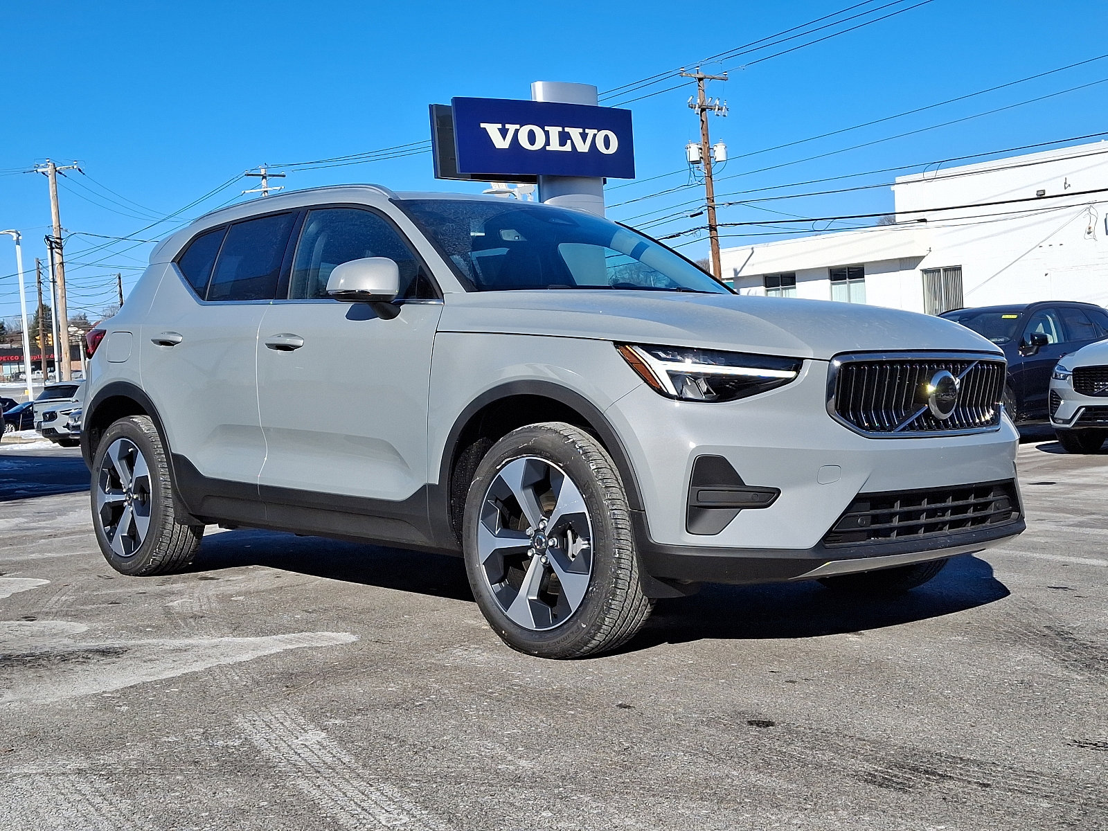 2025 Volvo XC40 Core's photo