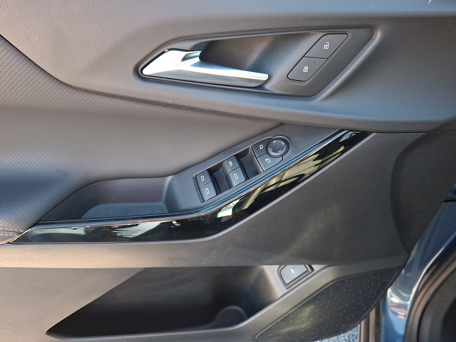 2025 Chevrolet Equinox LT - Photo 12