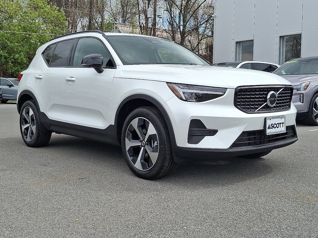New 2026 Volvo XC40 B5 Core SUV