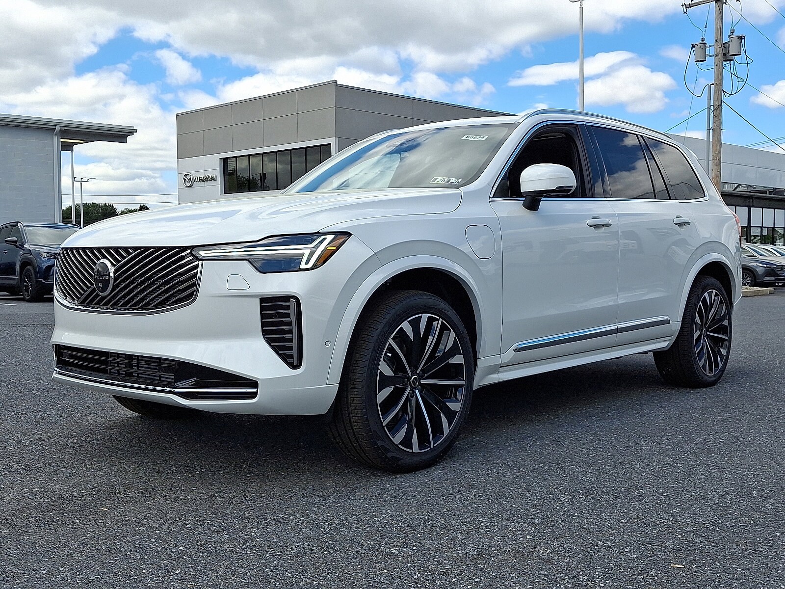 2025 Volvo XC90 T8 photo 2