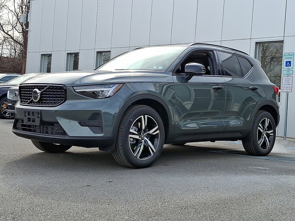 New 2026 Volvo XC40 B5 Core SUV