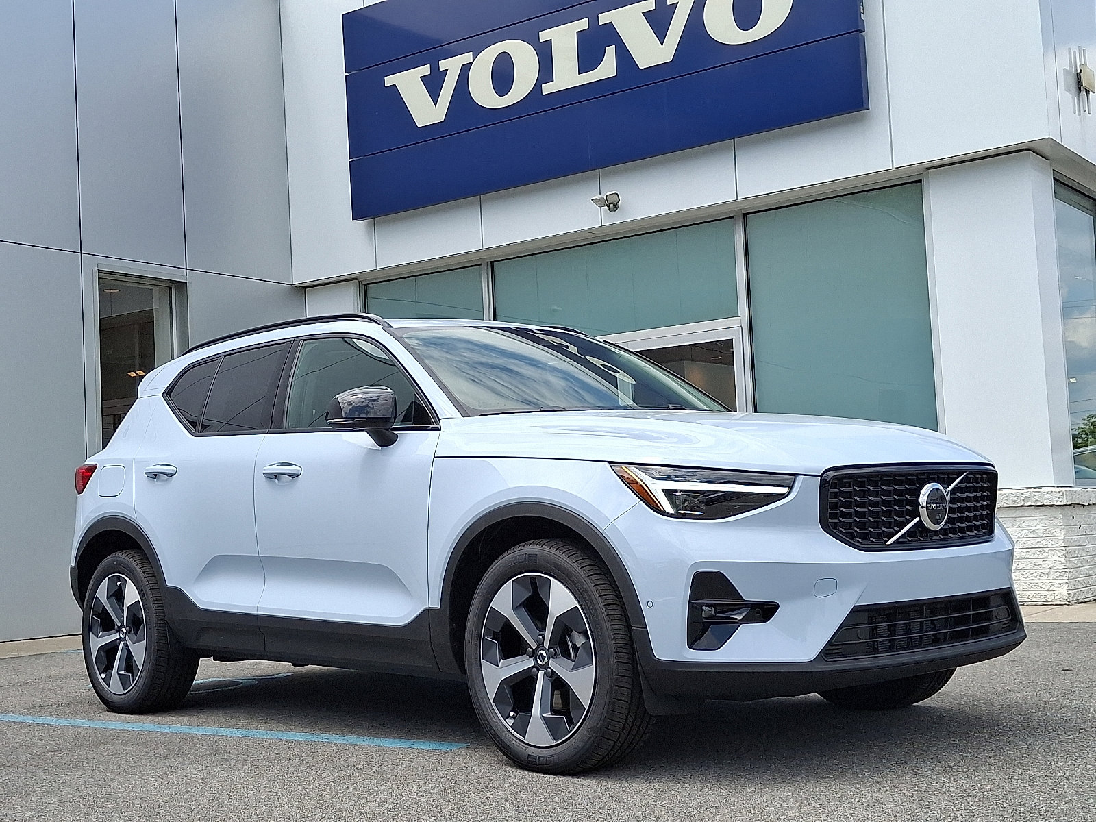 2026 Volvo XC40 SUV 