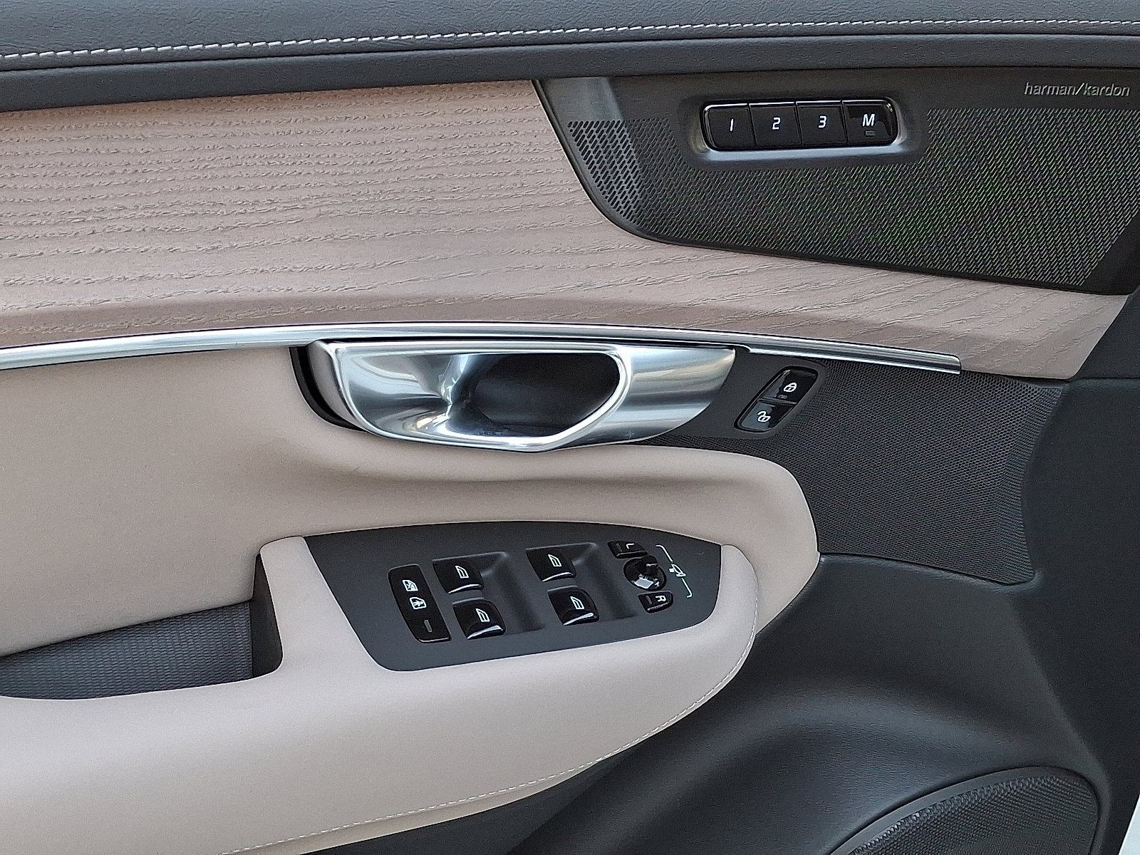 2026 Volvo XC90 Plus - Photo 8
