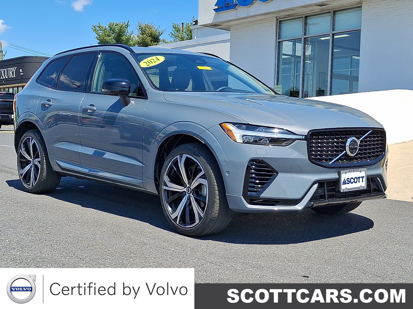 2024 Volvo XC60 T8 Ultimate Dark Theme AWD's photo