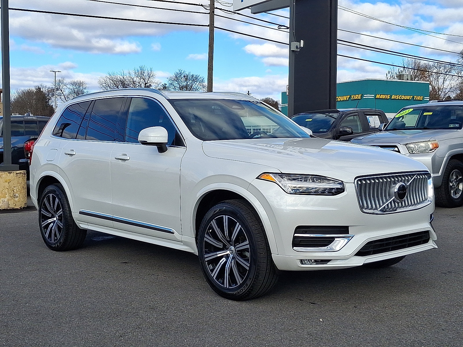 2025 Volvo XC90 Core's photo