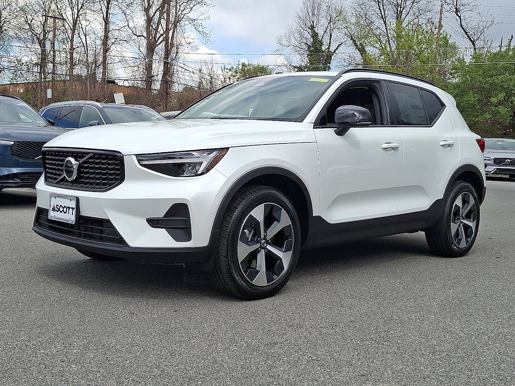 New 2026 Volvo XC40 B5 Core SUV