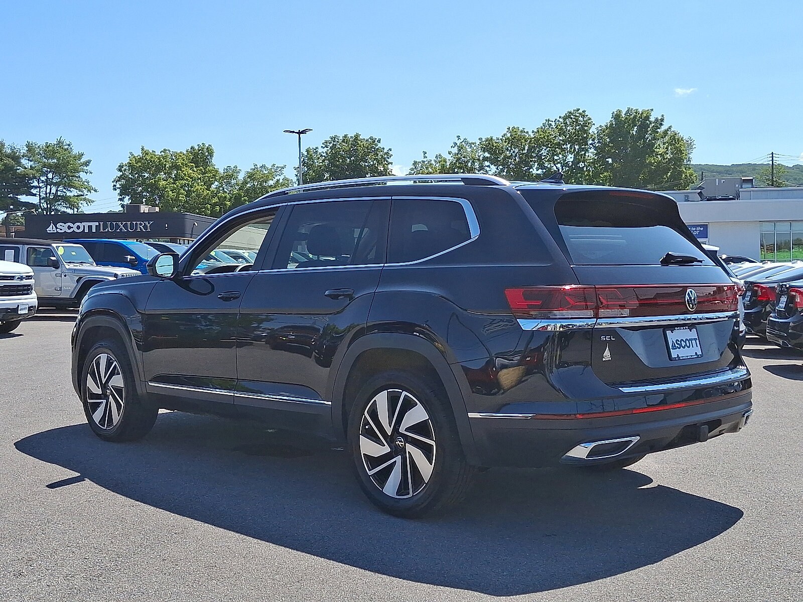 2024 Volkswagen Atlas SEL photo 3