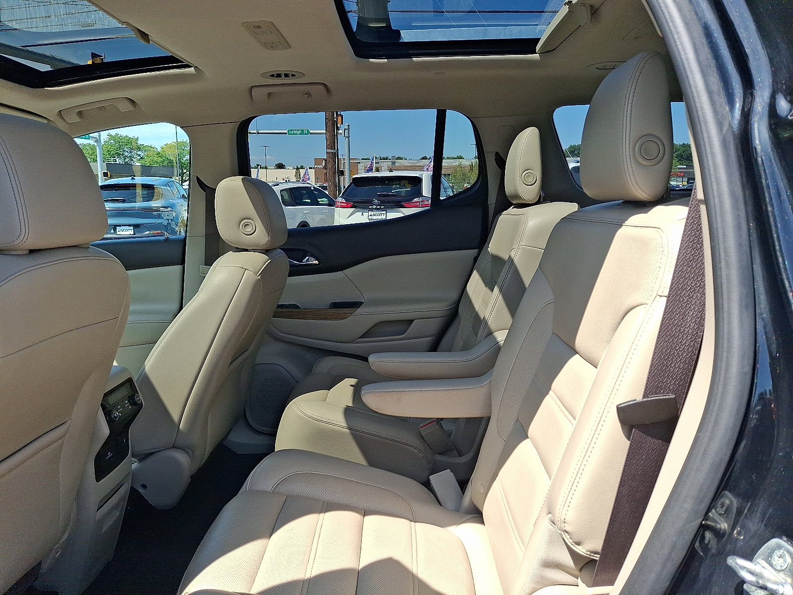 2018 GMC Acadia Denali - Photo 11