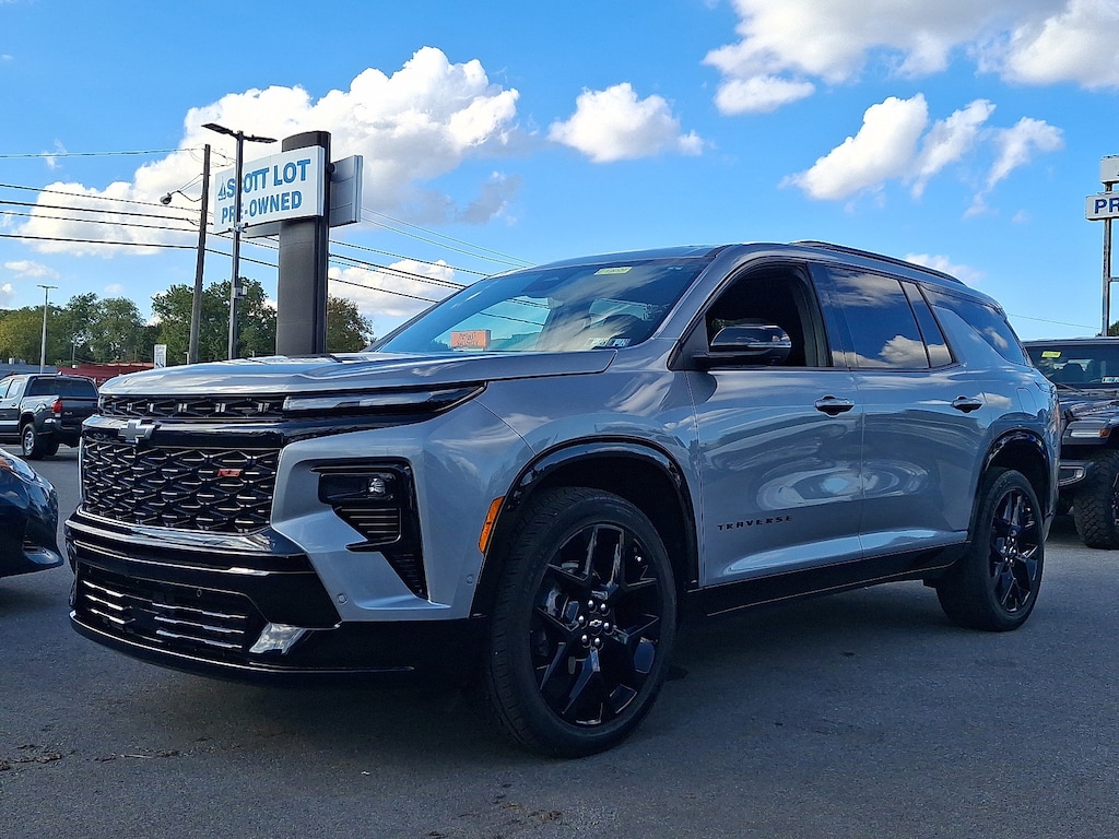 Used 2025 Chevrolet Traverse RS SUV