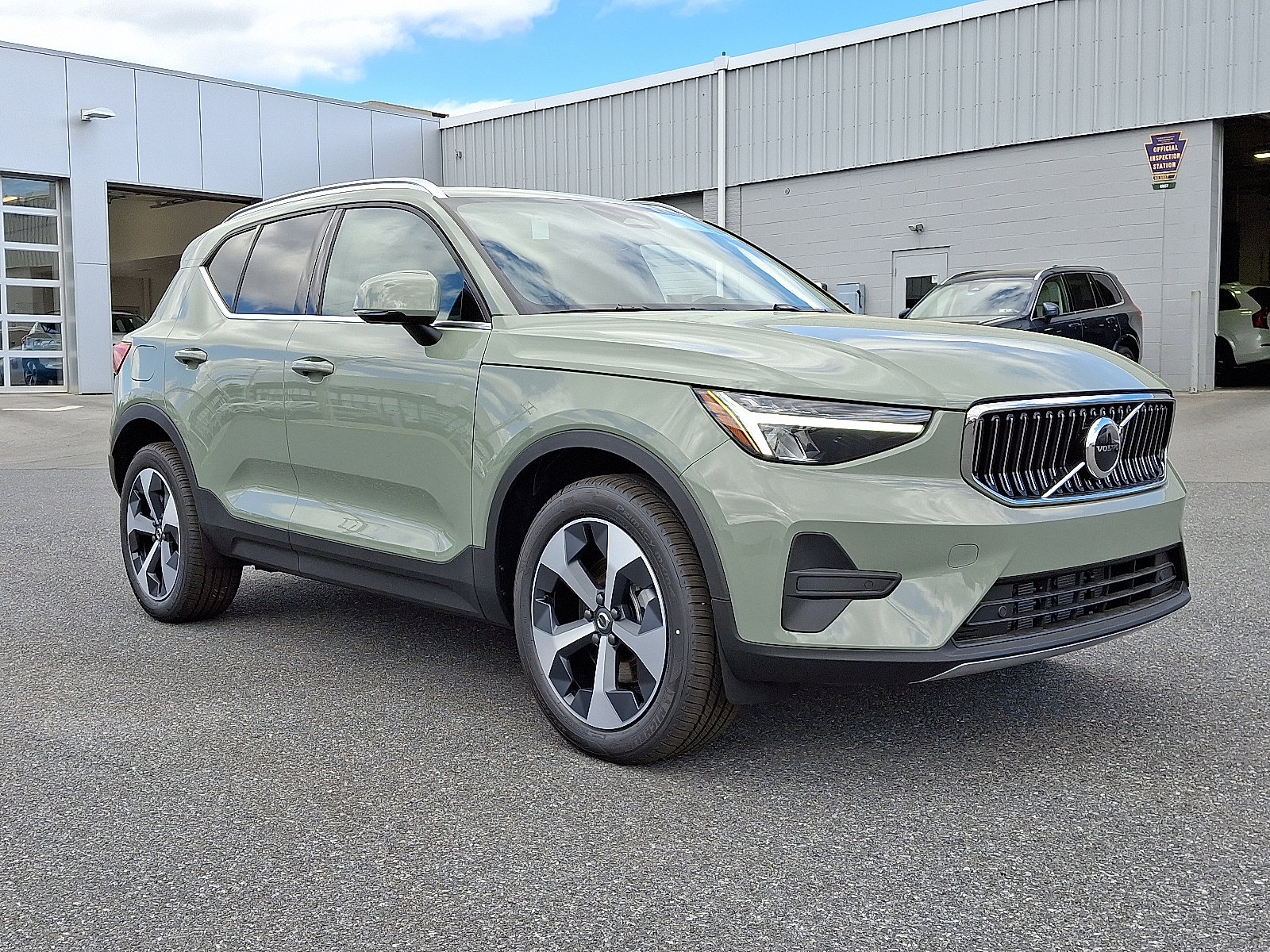 2025 Volvo XC40 Core's photo