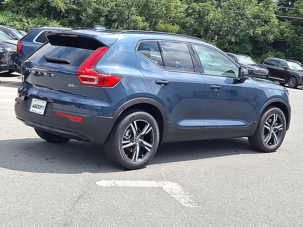 New 2026 Volvo XC40 B5 Core SUV