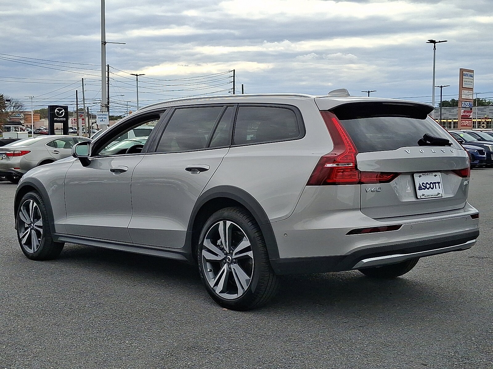 2025 Volvo V60 Cross Country B5 Plus photo 4