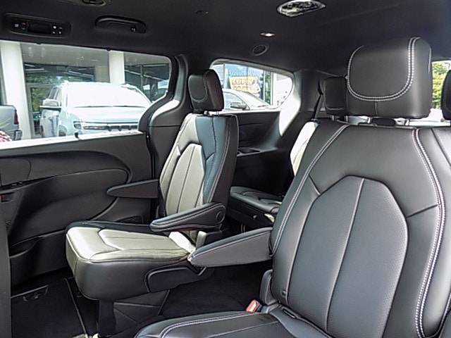 2027 Chrysler Pacifica Select - Photo 8