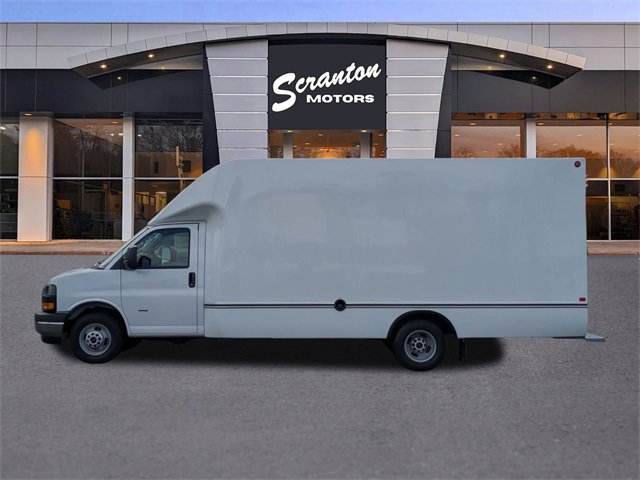 2025 Gmc Savana 3500 Cutaway photo 2