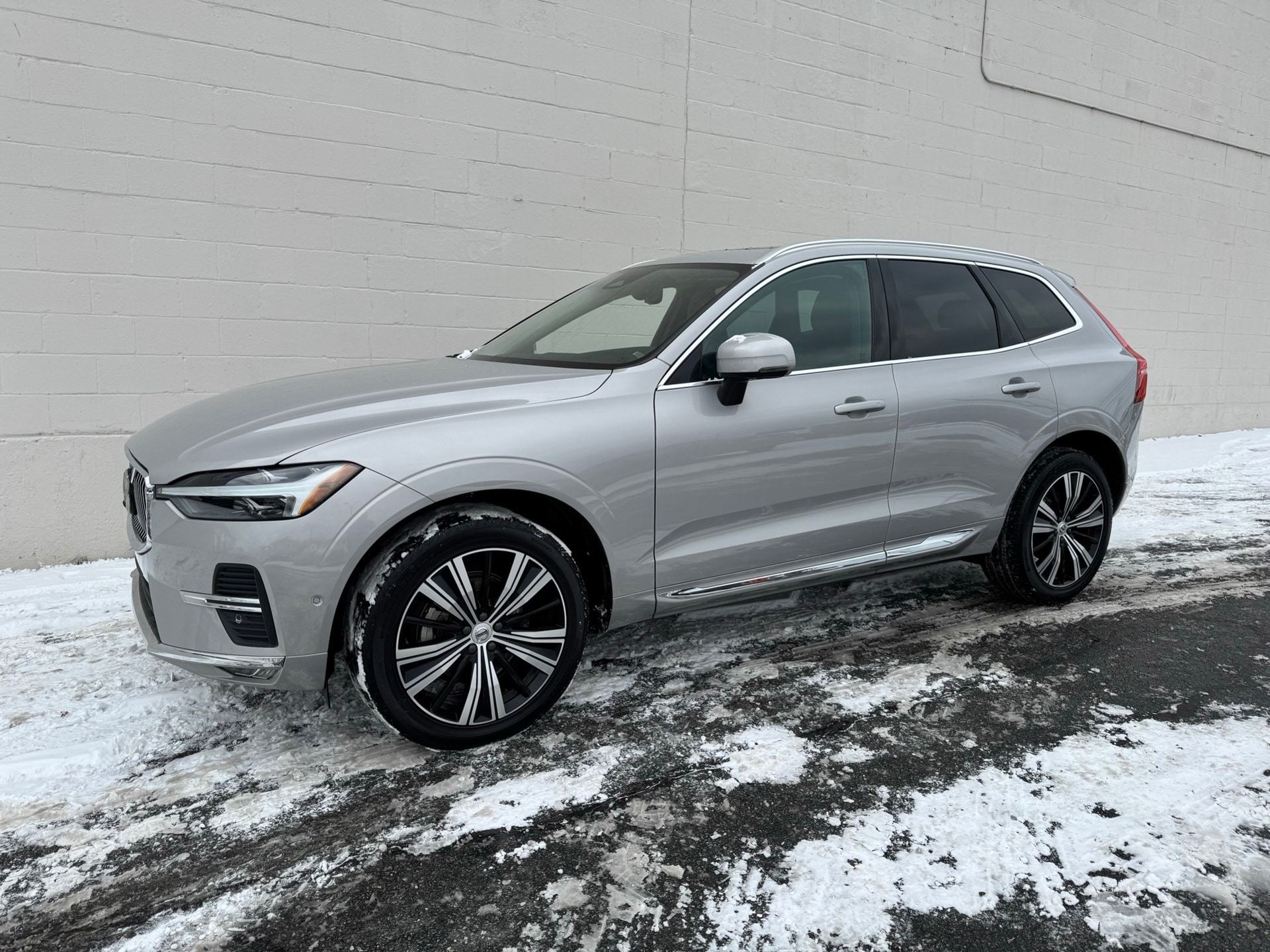 2023 Volvo XC60 Plus's photo