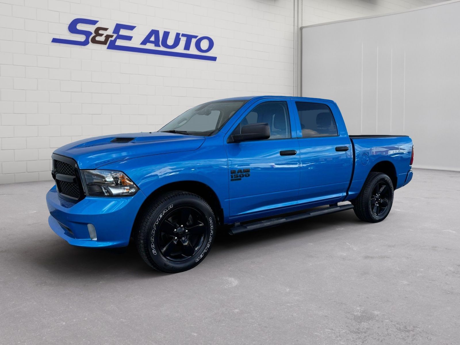 2023 RAM 1500 Classic Express Crew Cab 4x4 5'7's photo