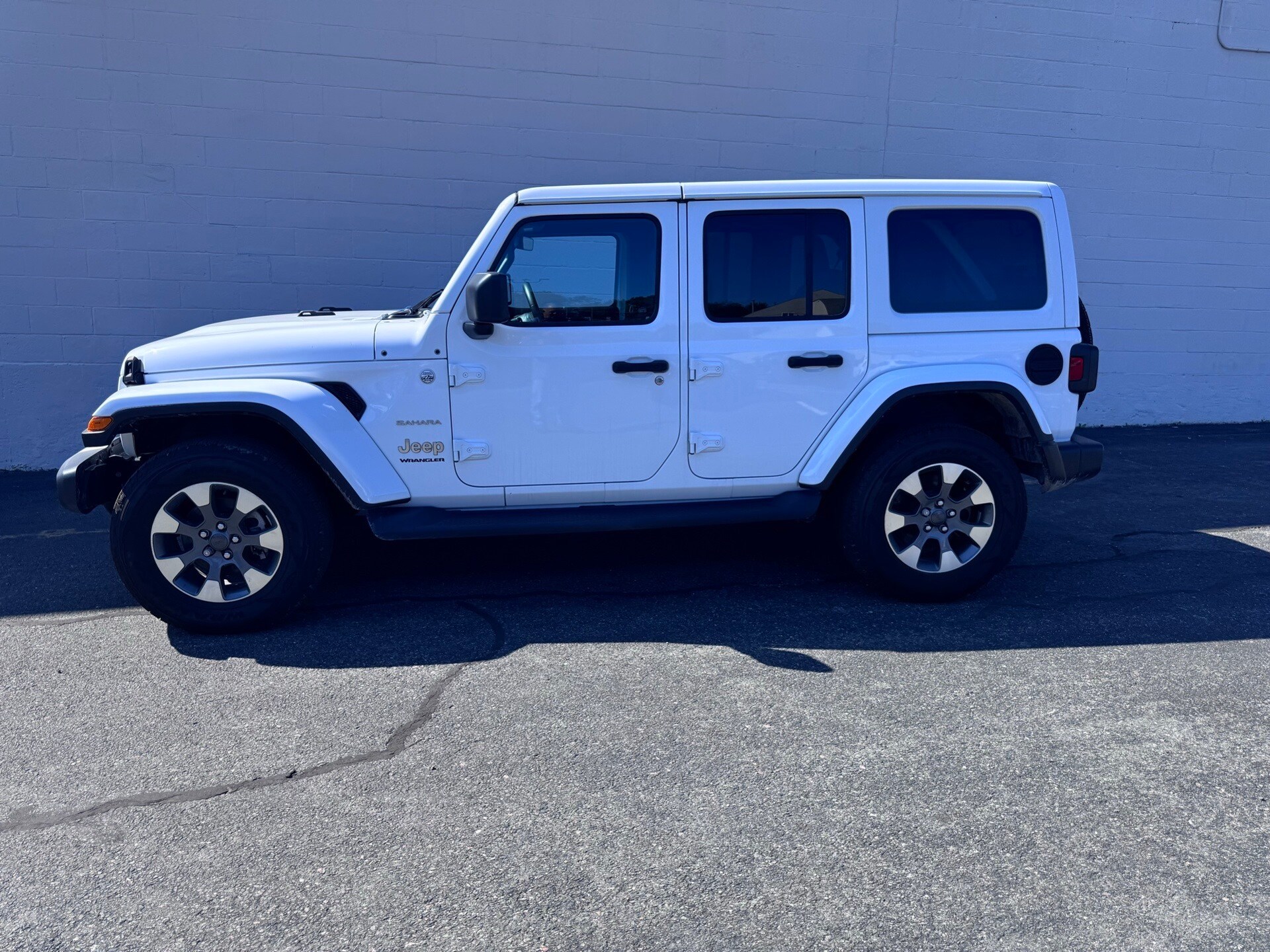 2023 Jeep Wrangler Sahara photo 2