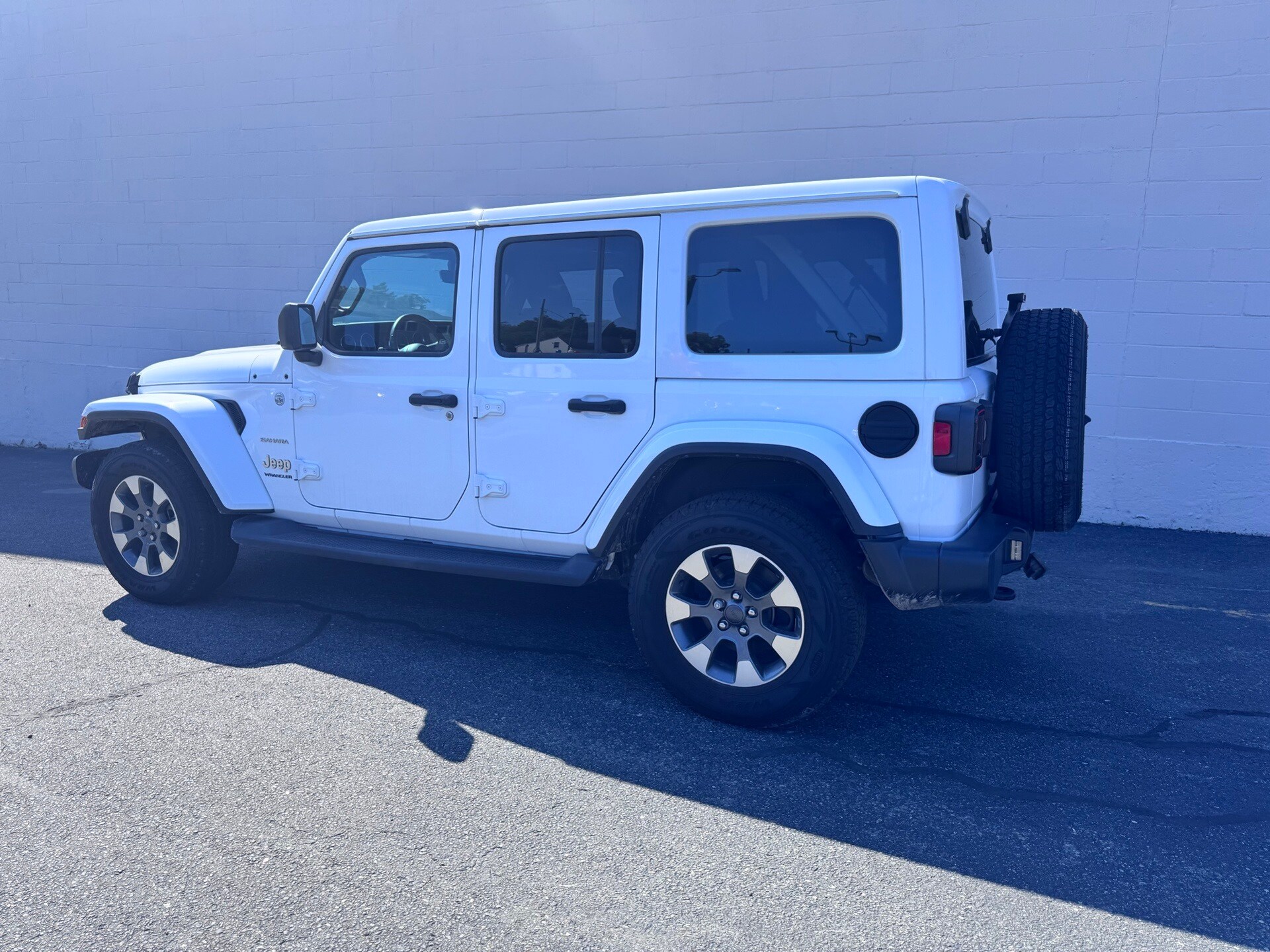 2023 Jeep Wrangler Sahara photo 3