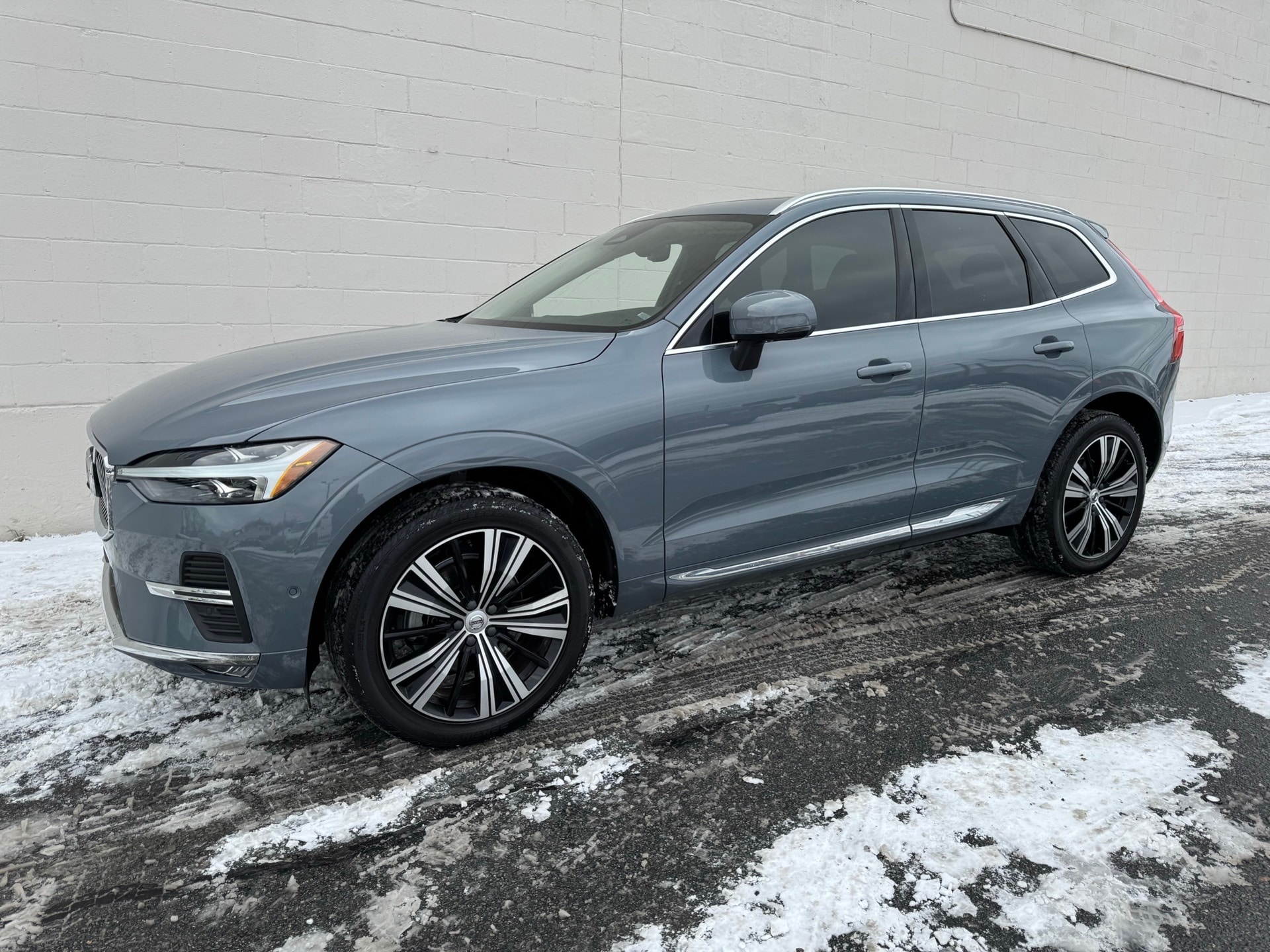 2023 Volvo XC60 Plus's photo