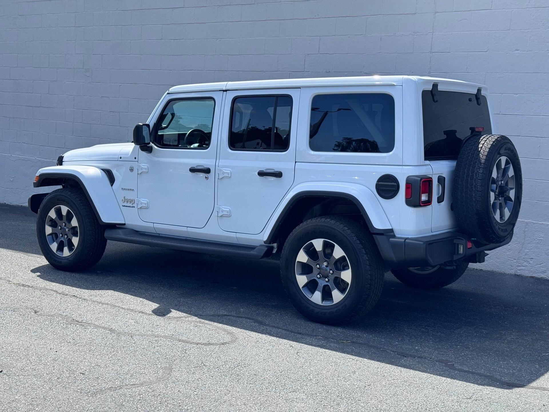 2023 Jeep Wrangler Sahara photo 3
