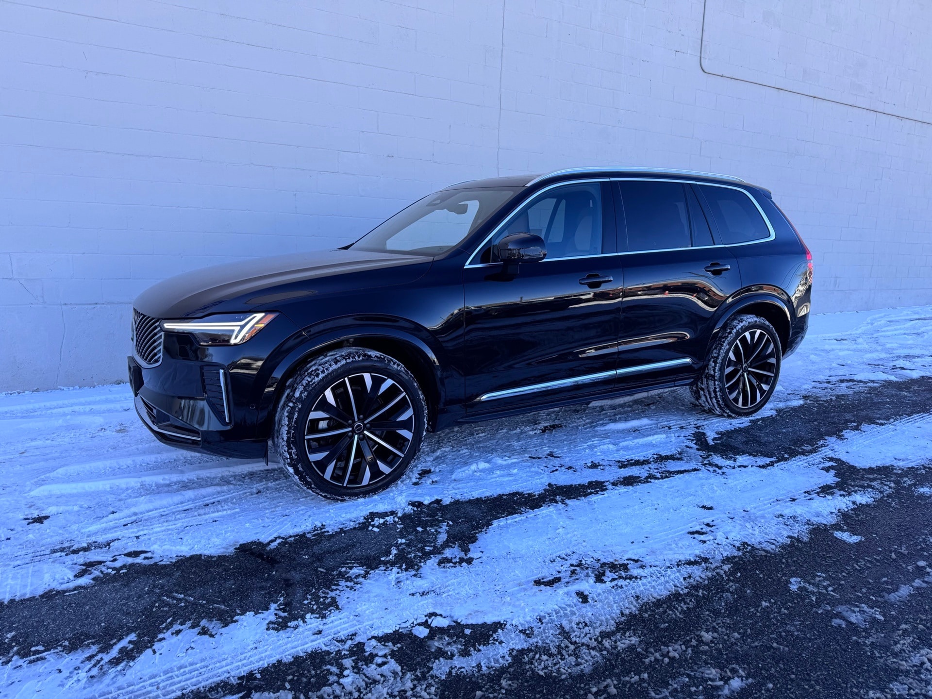 2025 Volvo XC90 Plus's photo