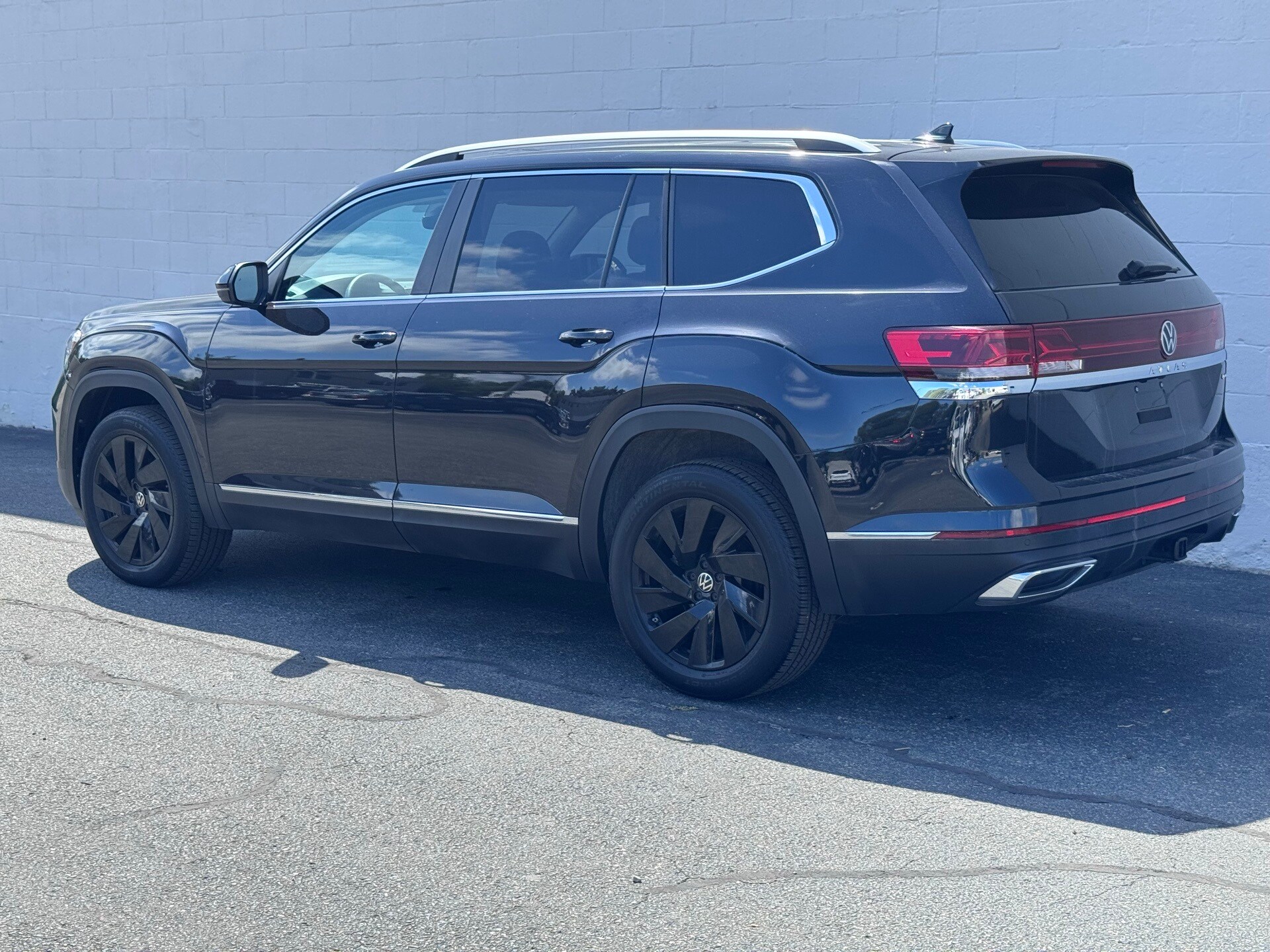2024 Volkswagen Atlas SEL photo 2