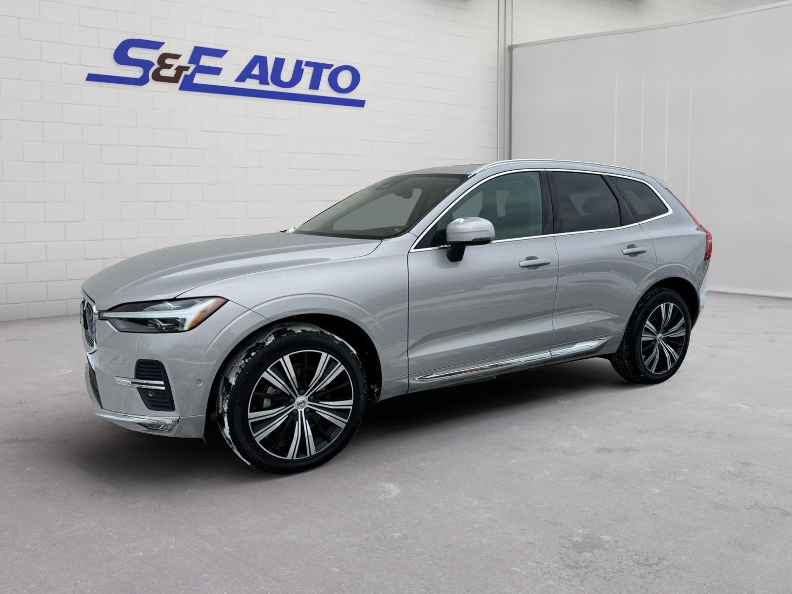 2023 Volvo XC60 B5 Plus Bright Theme AWD's photo