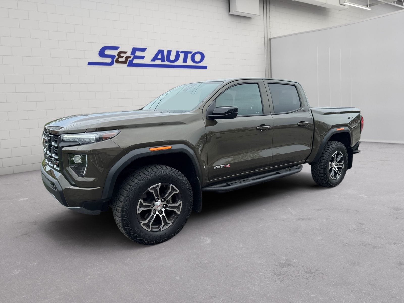 2023 GMC Canyon AT4 4WD Crew Cab Short Box's photo