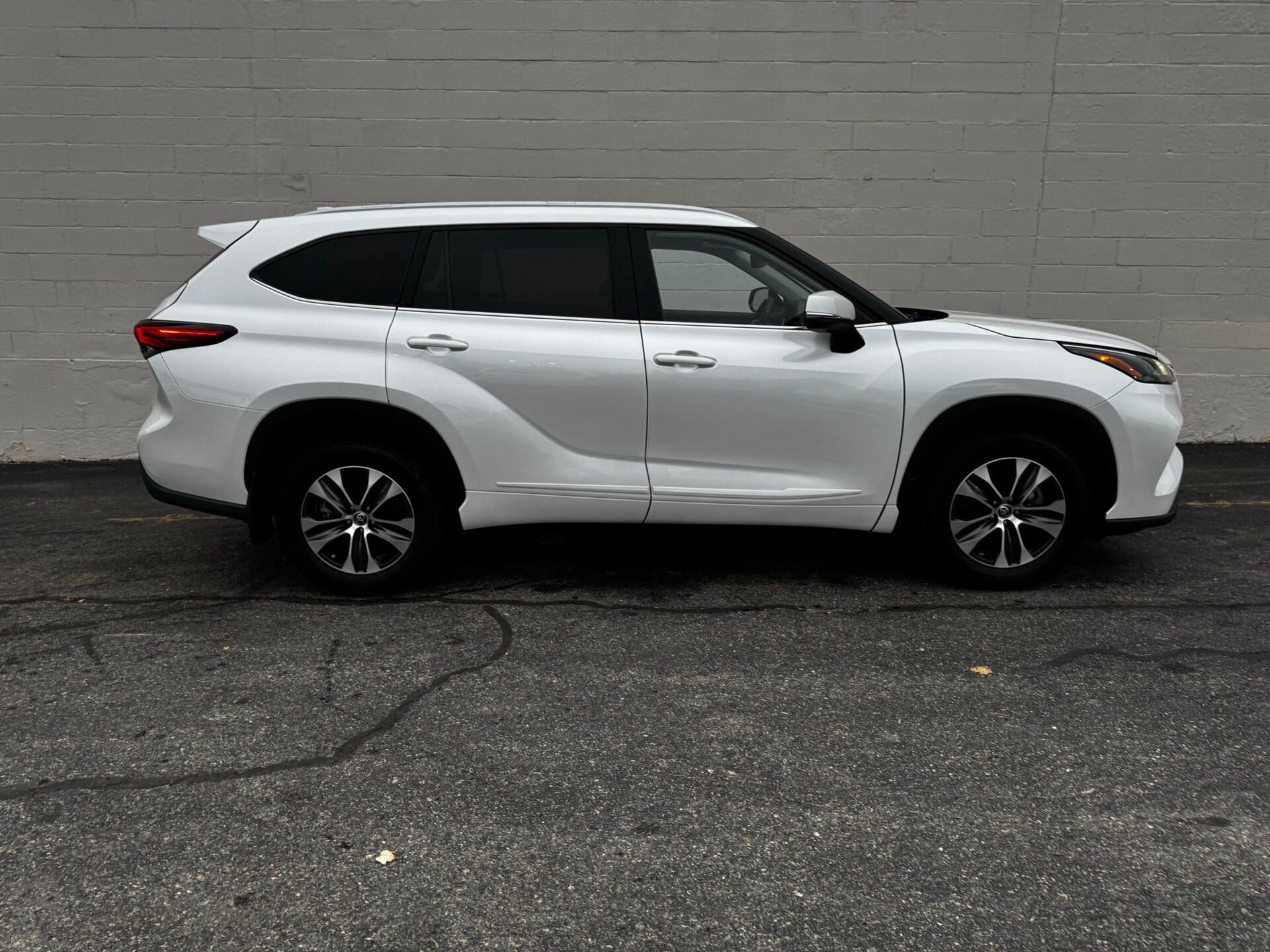 2022 Toyota Highlander XLE photo 2