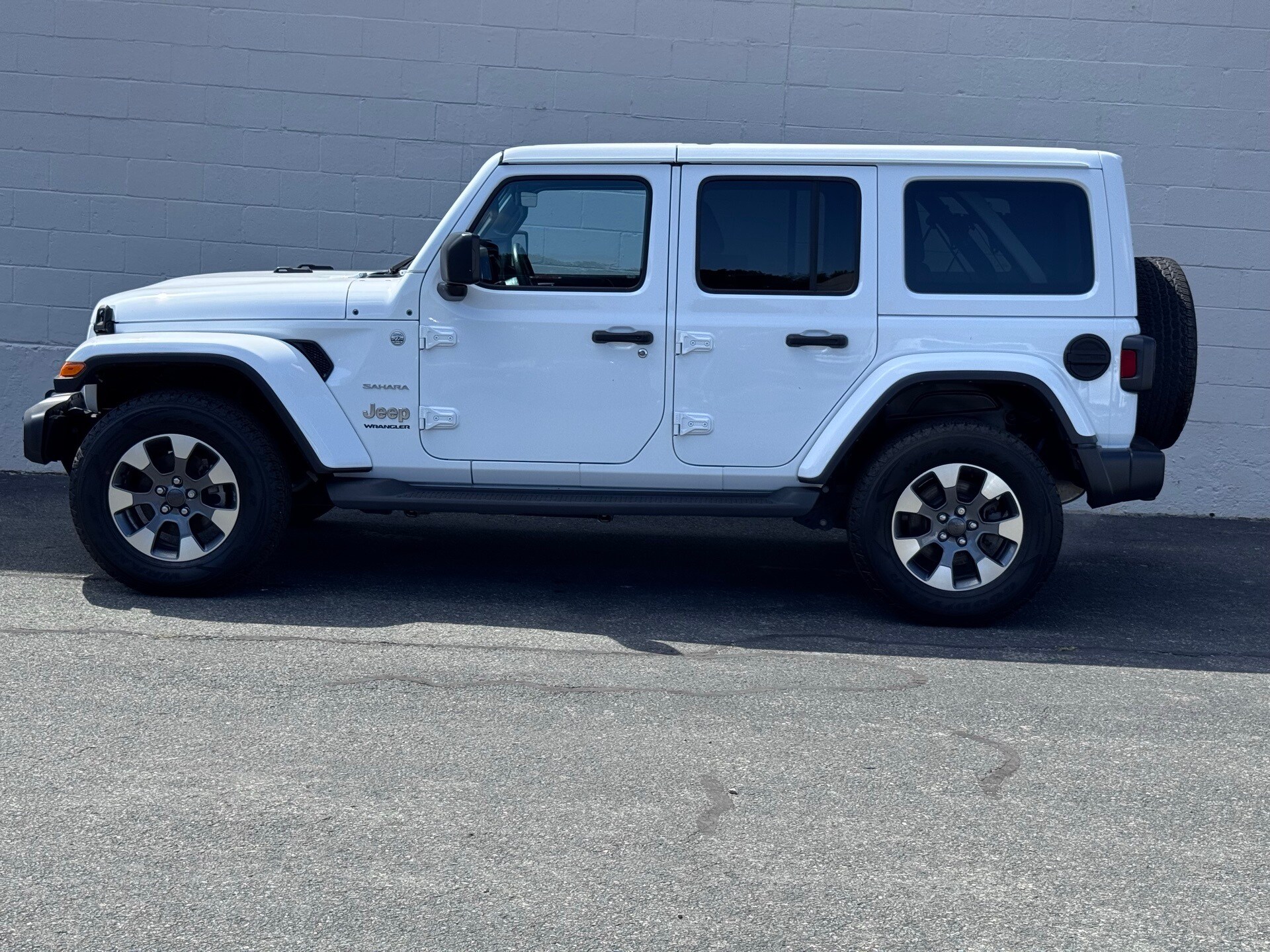 2023 Jeep Wrangler Sahara photo 2