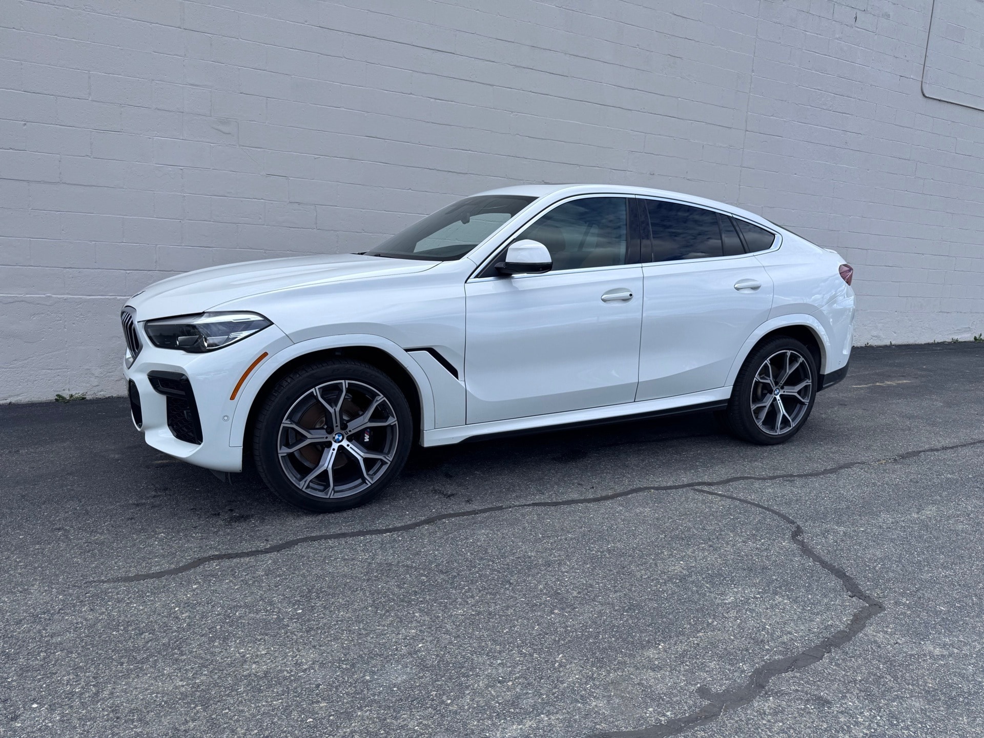 2022 BMW X6 40i's photo