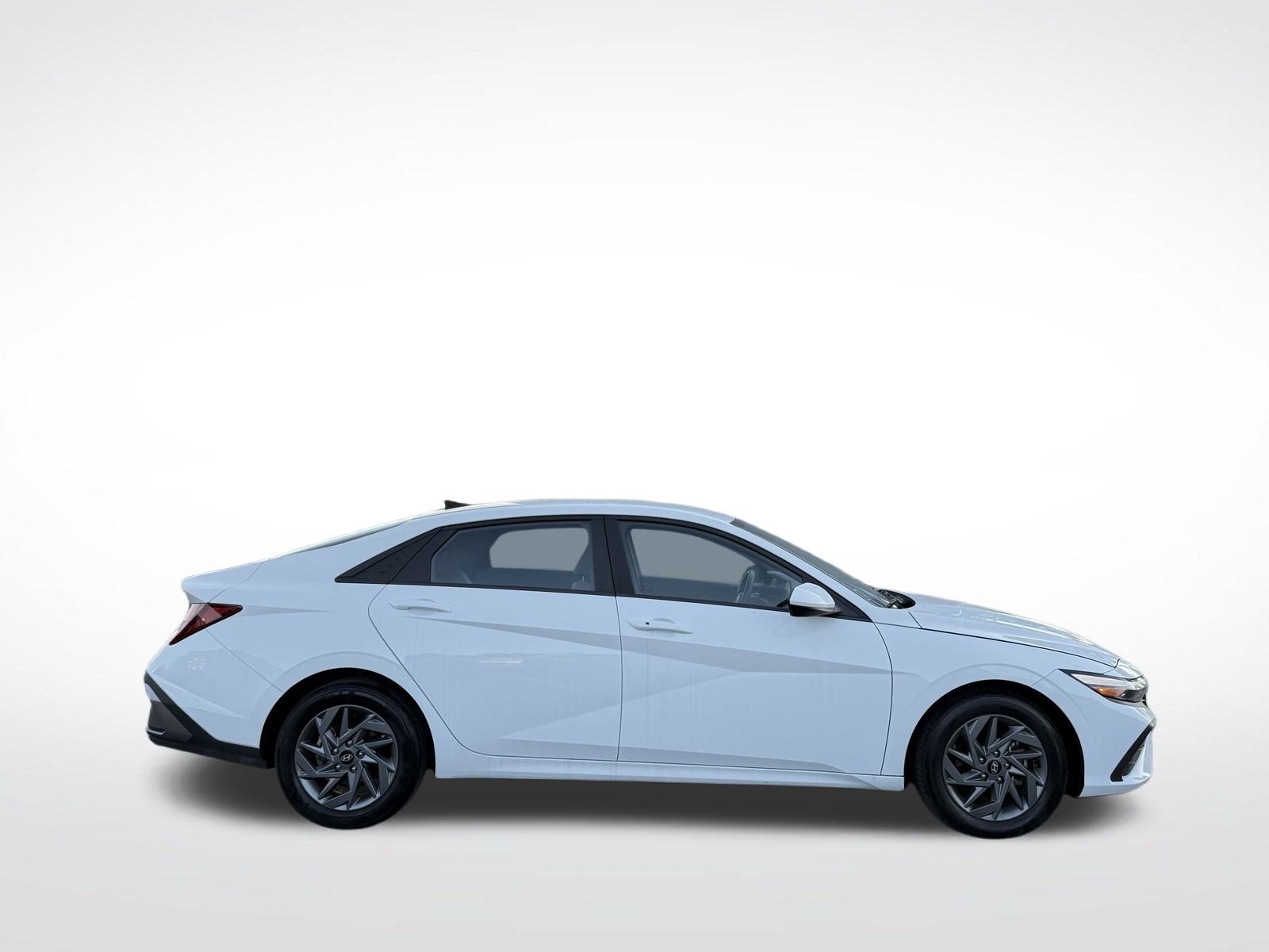 2024 Hyundai Elantra SEL photo 4