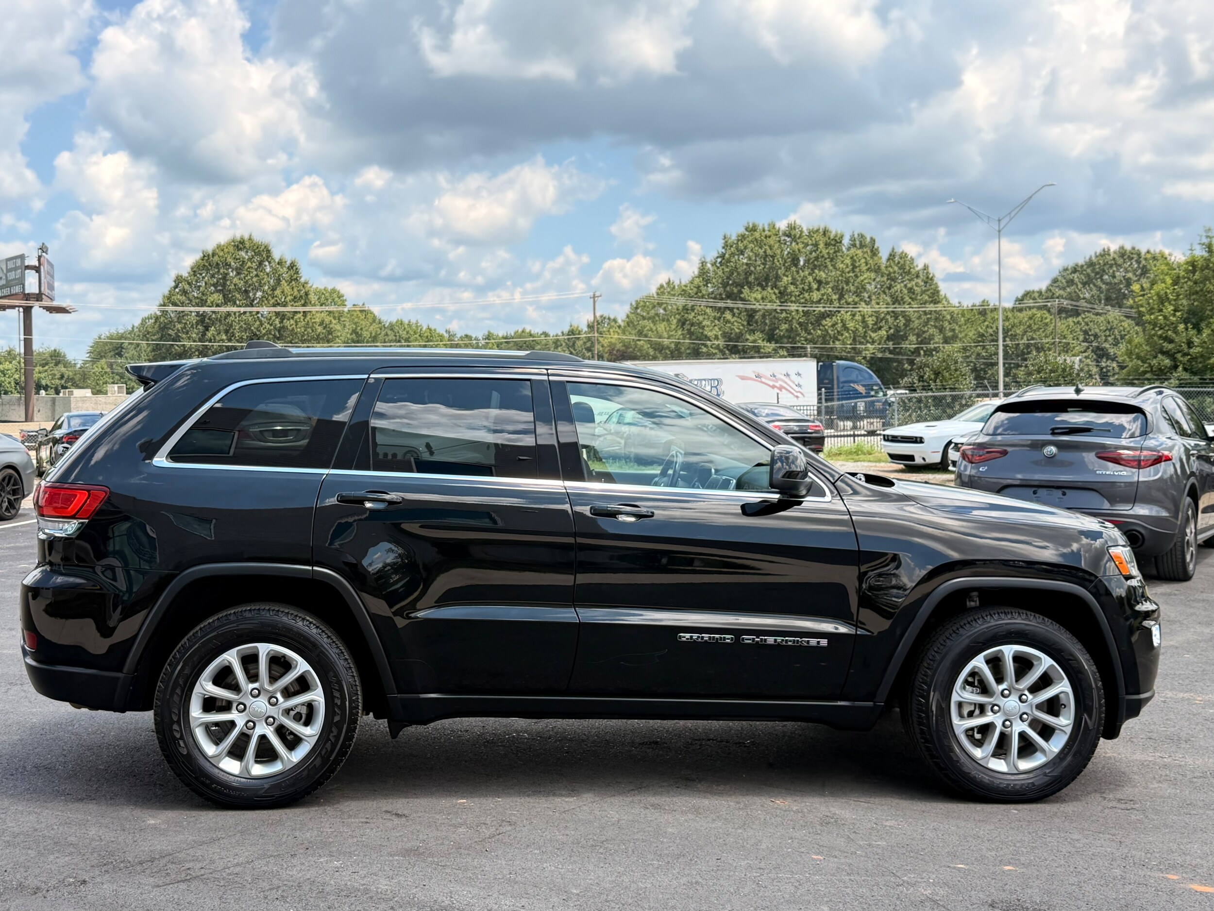 2021 Jeep Grand Cherokee Laredo photo 4