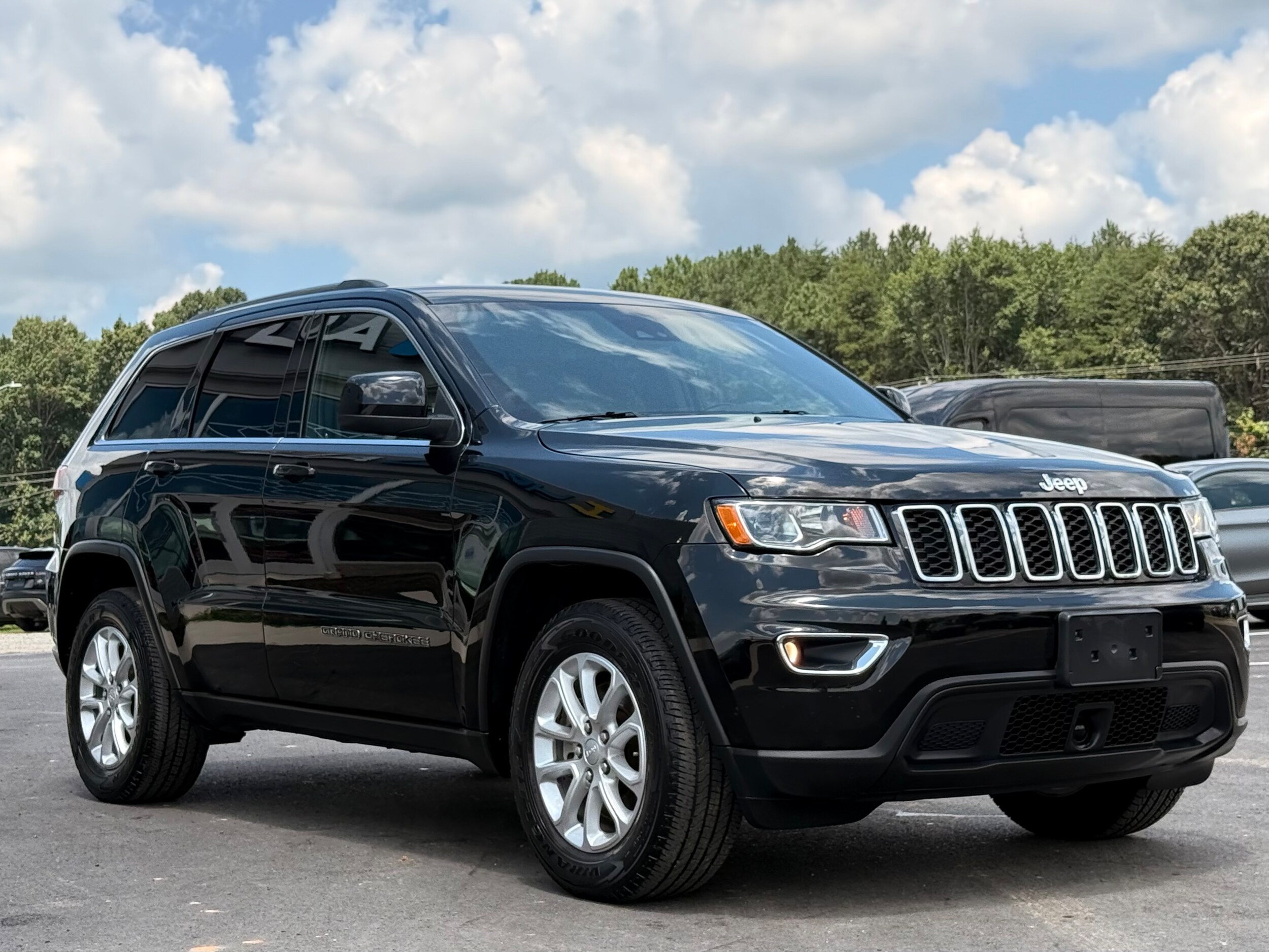 2021 Jeep Grand Cherokee Laredo photo 3