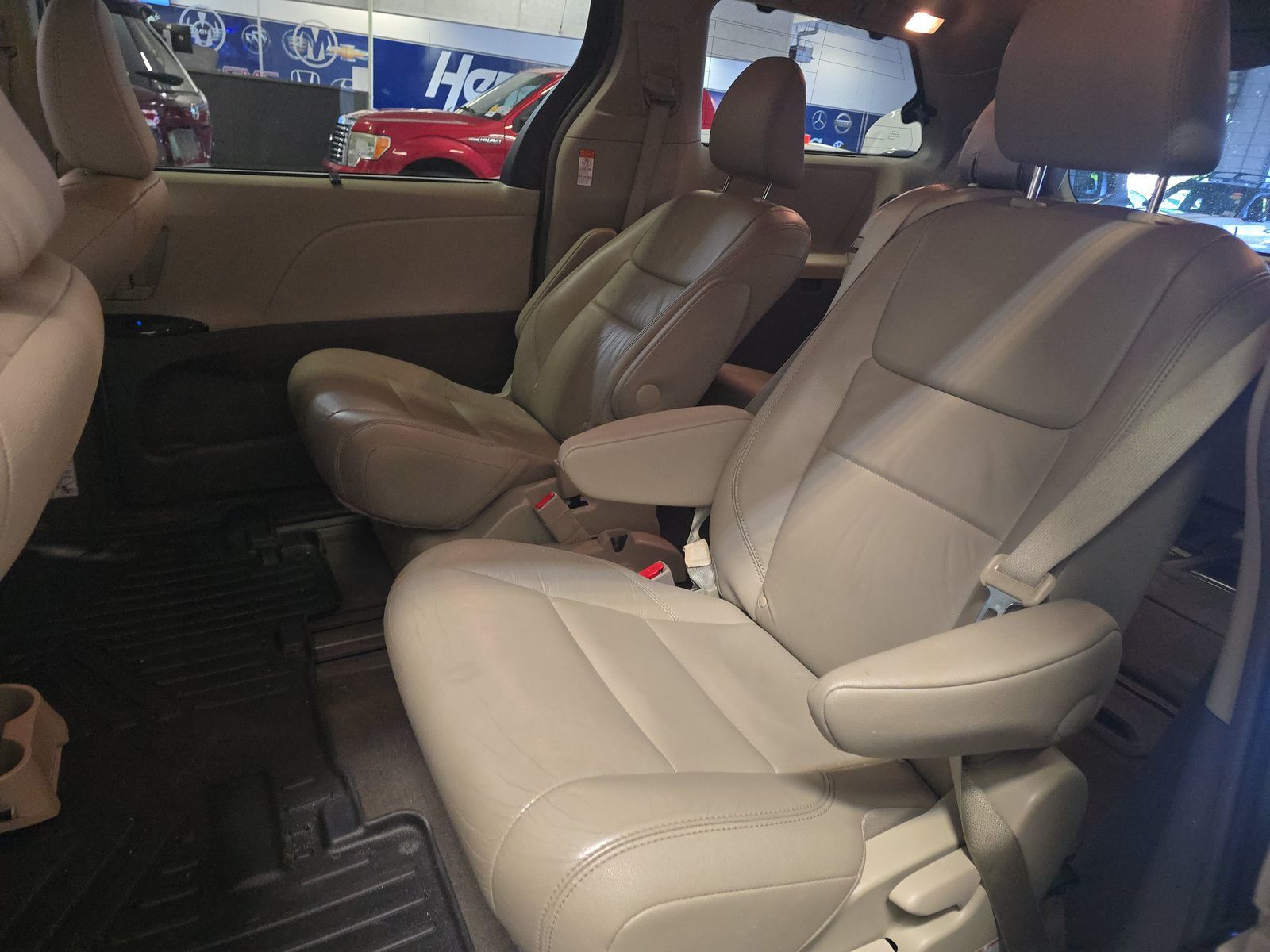 2017 Toyota Sienna XLE Premium photo 3