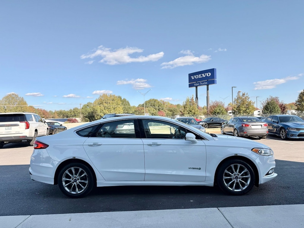 Used 2017 Ford Fusion Hybrid SE Sedan