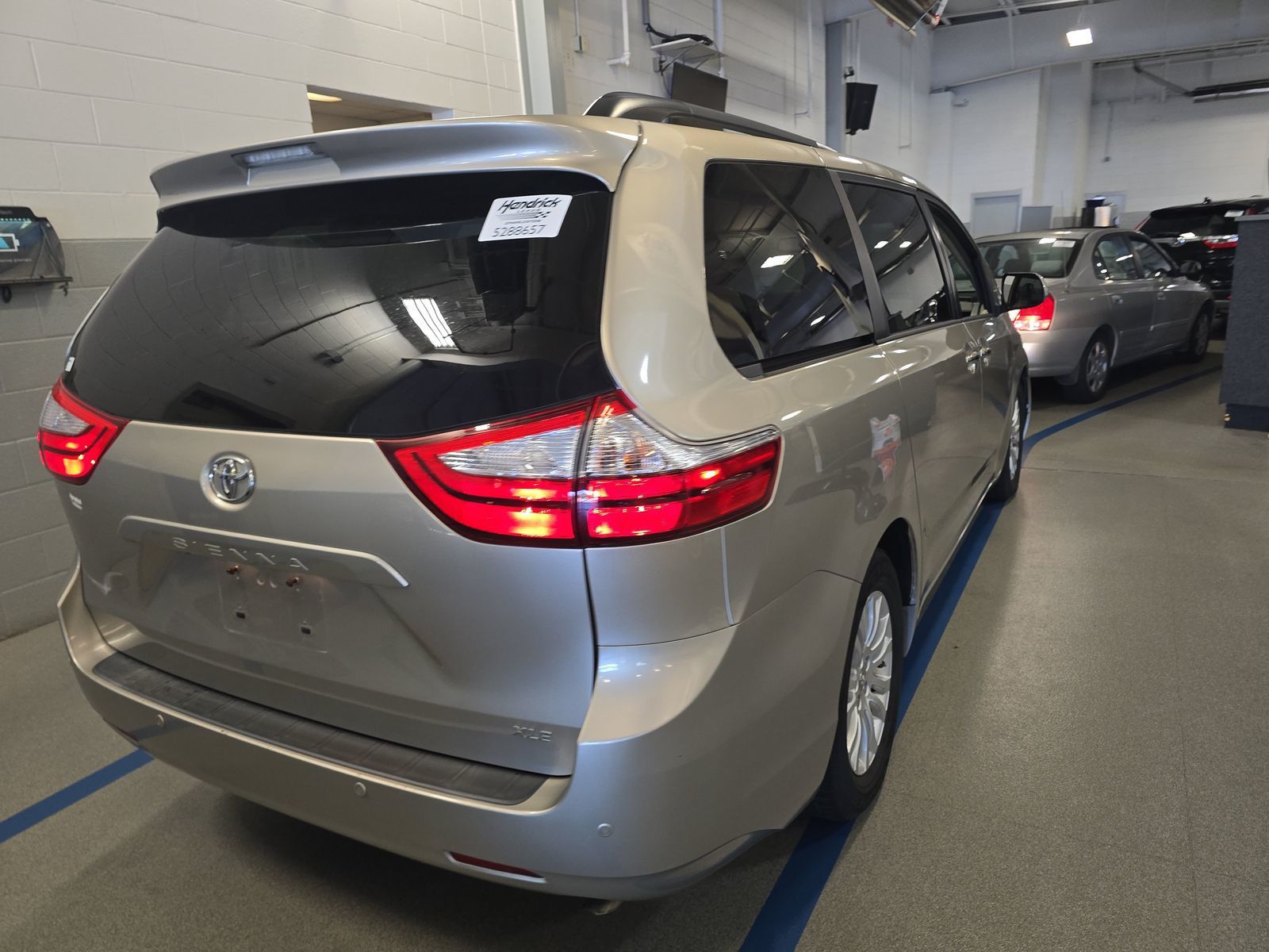 2017 Toyota Sienna XLE Premium photo 2