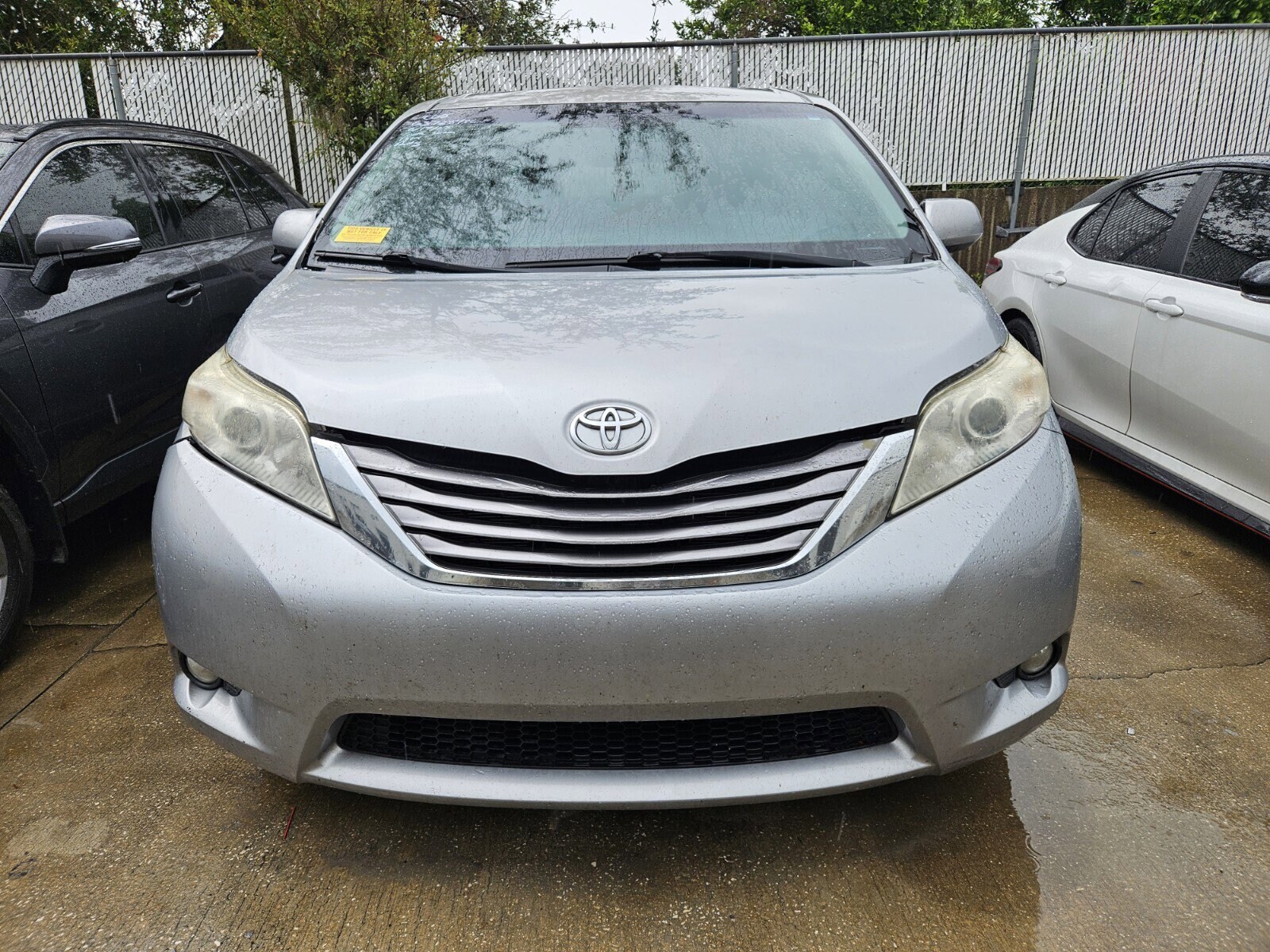 2016 Toyota Sienna XLE Premium photo 2