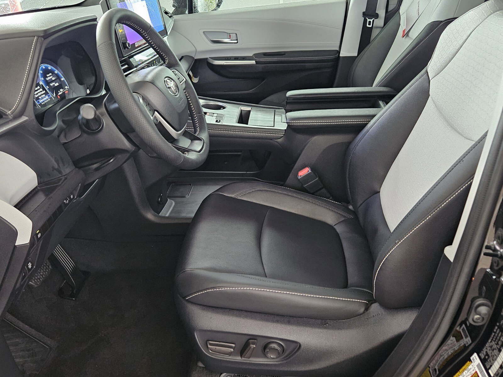 2025 Toyota Sienna XSE photo 4