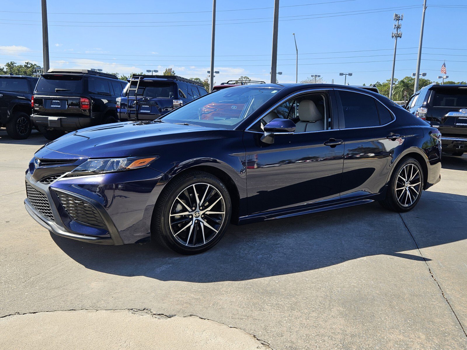 2022 Toyota Camry Hybrid SE photo 3