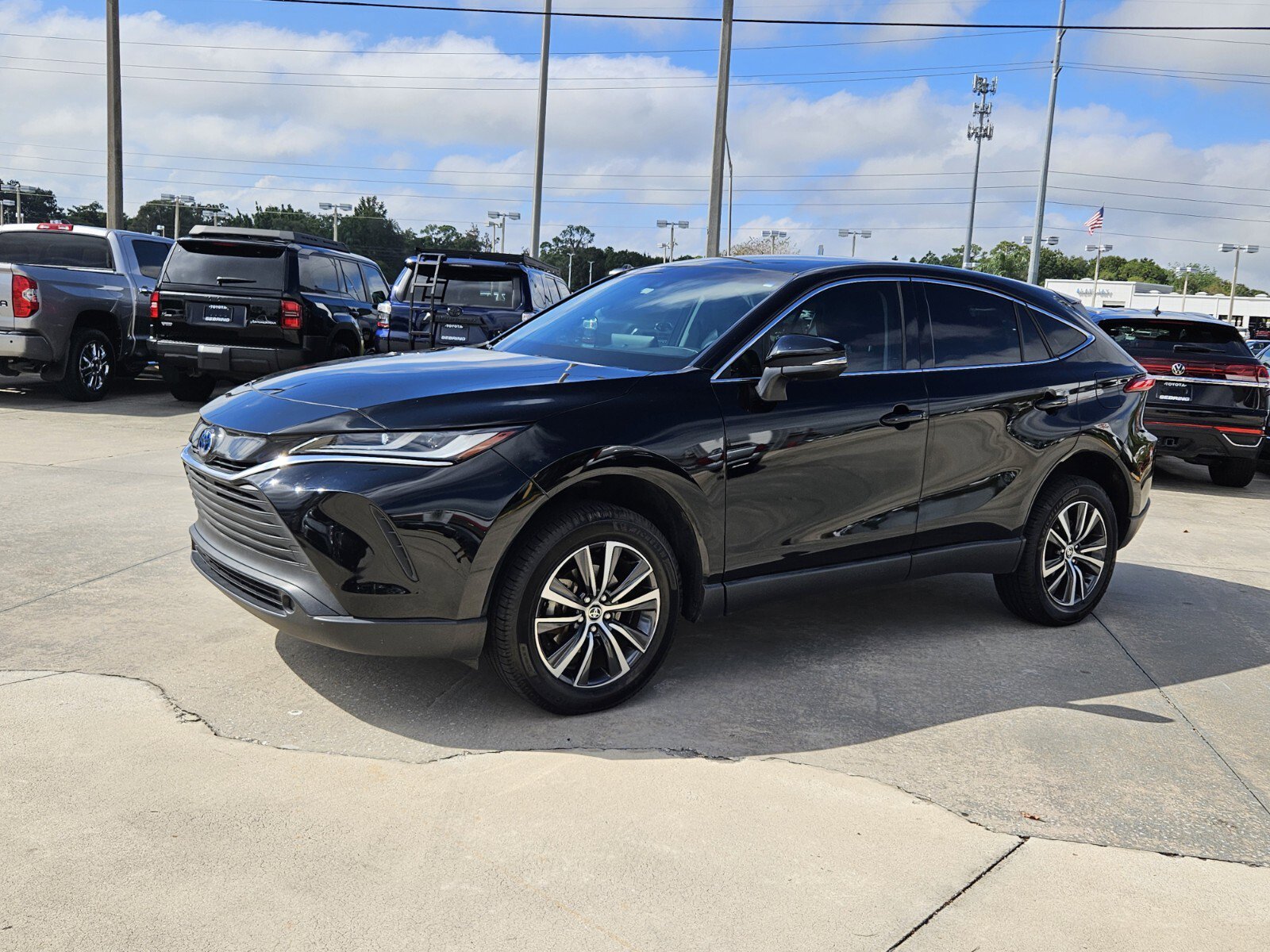 2023 Toyota Venza LE photo 3