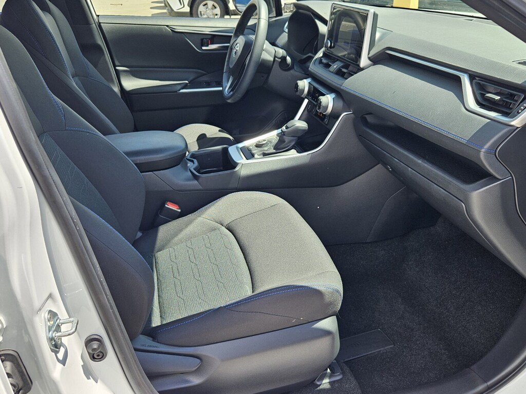 2024 Toyota RAV4 Hybrid SE photo 4
