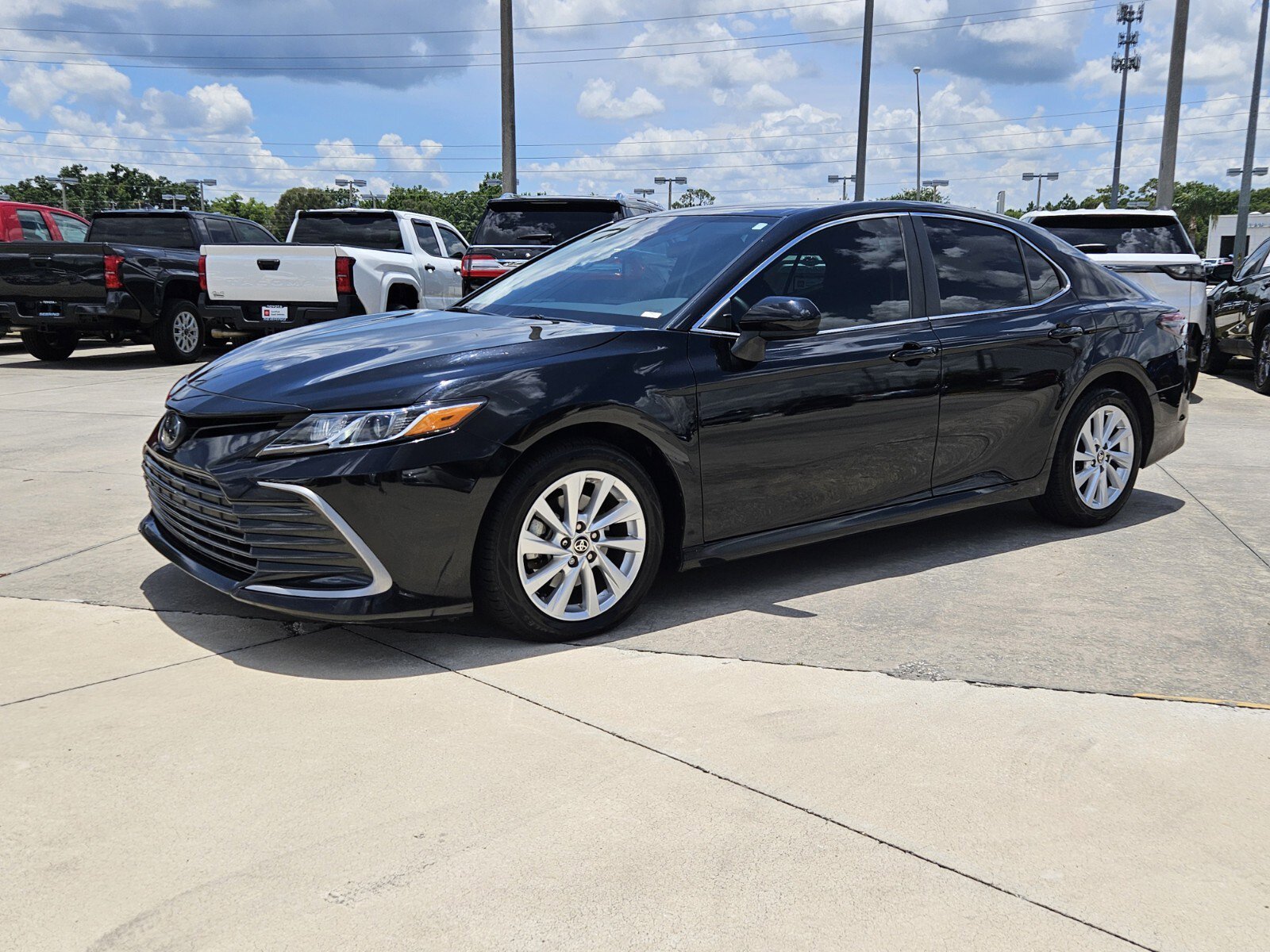 2023 Toyota Camry LE photo 3