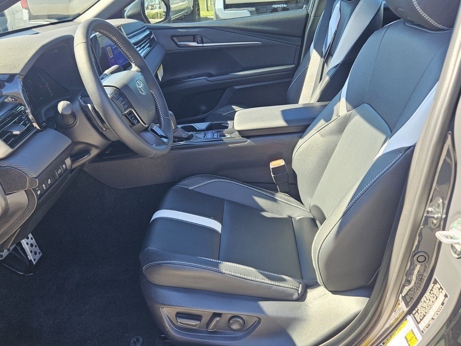 2025 Toyota Camry SE photo 4