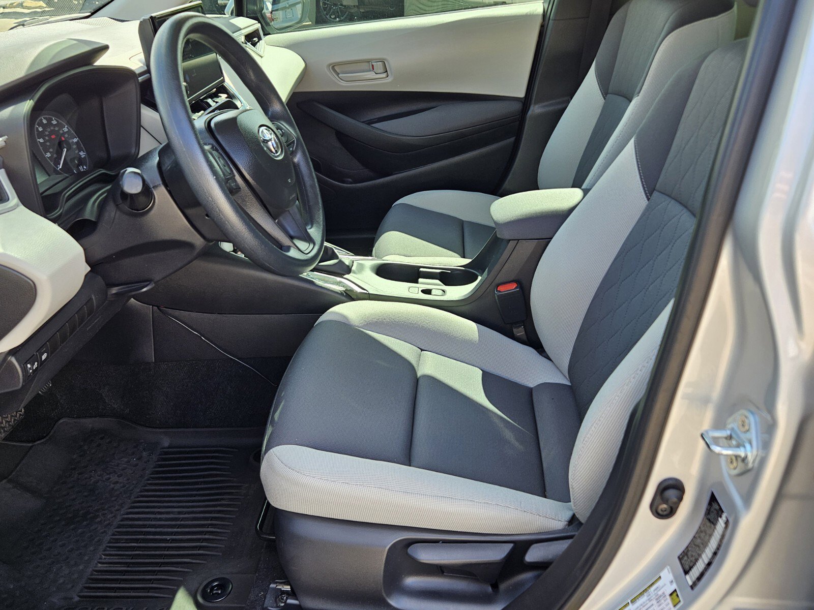 2025 Toyota Corolla LE photo 4