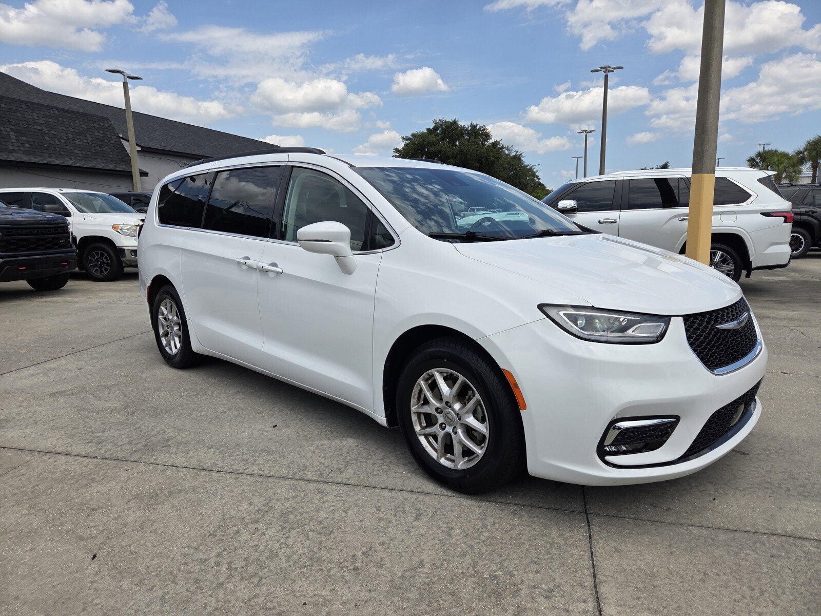 2022 Chrysler Pacifica Touring L's photo