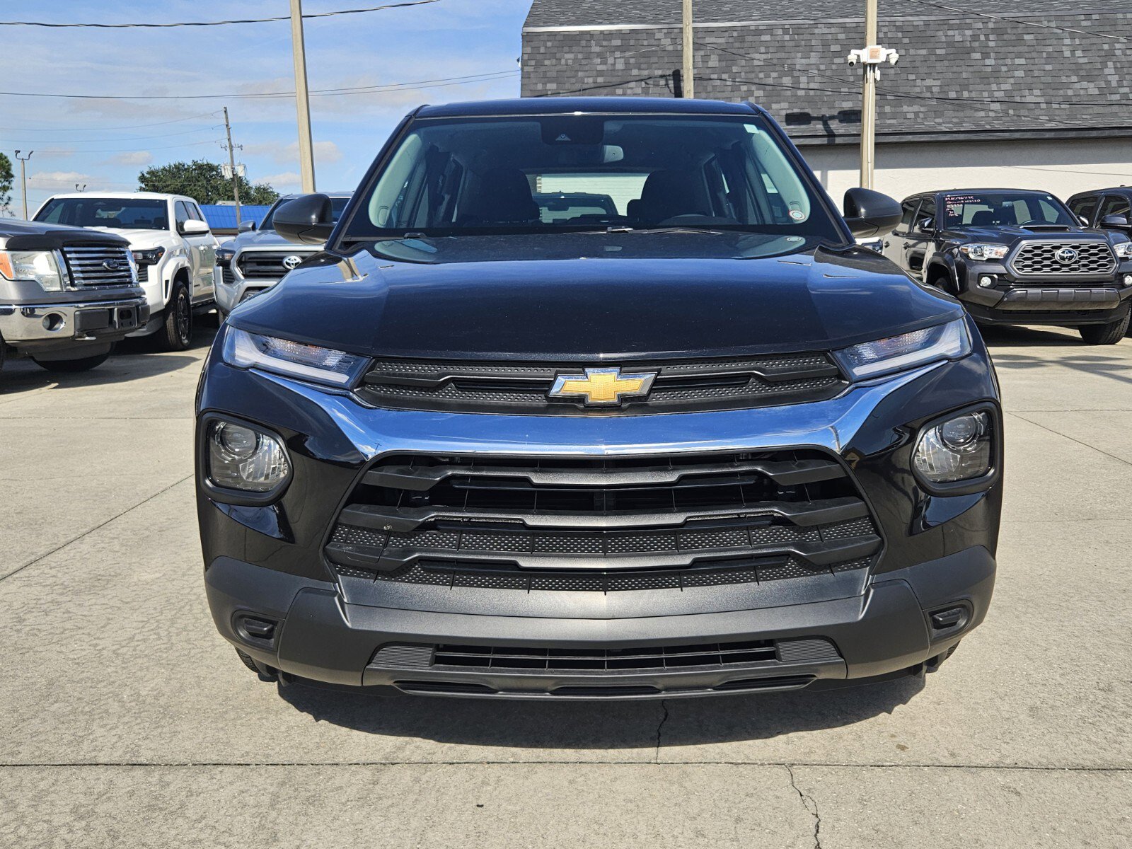2023 Chevrolet Trailblazer LS photo 2